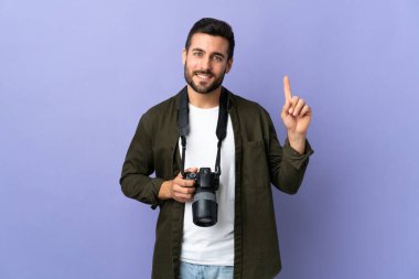 İzole edilmiş mor arka planı olan fotoğrafçı harika bir fikre işaret ediyor.