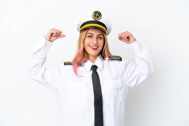 İzole edilmiş beyaz arka plan üzerinde uçak pilotu güçlü bir hareket yapıyor.