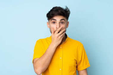 Münzevi bir geçmişi olan yakışıklı Arap bir adam şaşırdı ve şaşırdı.