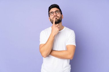 Kafkasyalı yakışıklı adam soyutlanmış geçmişine bakarken şüpheleri var.