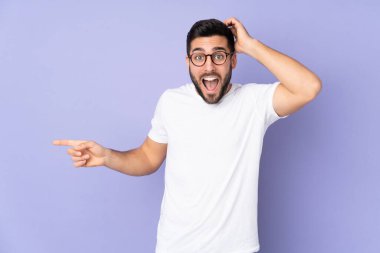 Kafkasyalı yakışıklı, soyutlanmış bir geçmişi var. Şaşırmış ve işaret ediyor.