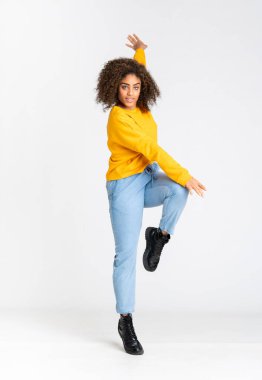 Genç Afrikalı Amerikalı kadın izole beyaz arka planda dans ediyor.