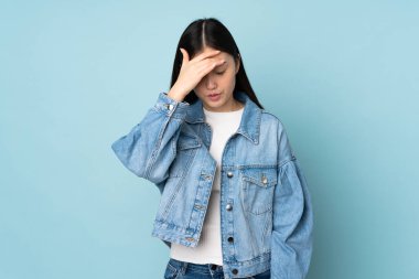 Genç Asyalı kadın arka planda baş ağrısı ile izole edilmiş.