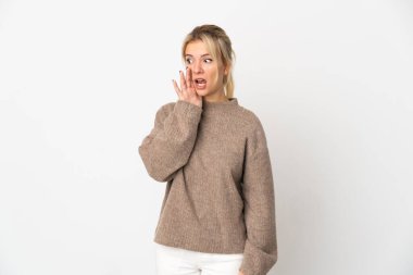 Beyaz arka planda izole edilmiş genç bir Rus kadın. Yan tarafa bakarken sürpriz bir jest yapıyor.