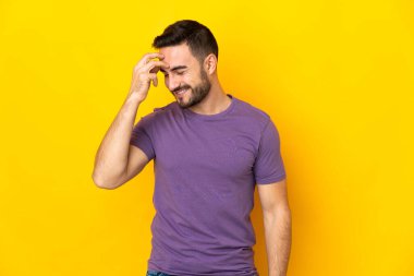 Sarı arka planda izole edilmiş genç beyaz yakışıklı adam gülüyor.