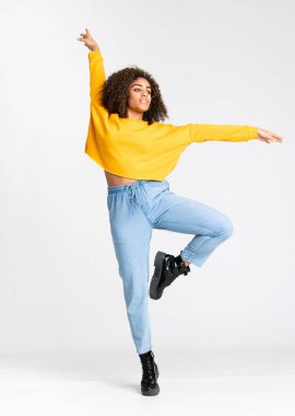 Genç Afrikalı Amerikalı kadın izole beyaz arka planda dans ediyor.