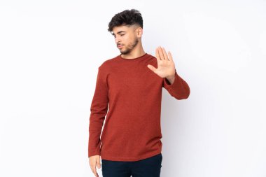 Münzevi bir geçmişi olan yakışıklı Arap bir adam dur hareketi yapıyor ve hayal kırıklığına uğruyor.