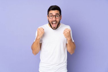 Kafkas yakışıklı adam tecrit edilmiş arka planda galibiyeti kutluyor.