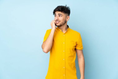 Tecrit edilmiş bir geçmişi olan Arap yakışıklı bir adam biraz gergin.