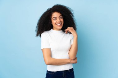 Genç Afrikalı Amerikalı kadın, izole bir geçmişle gülüyor.