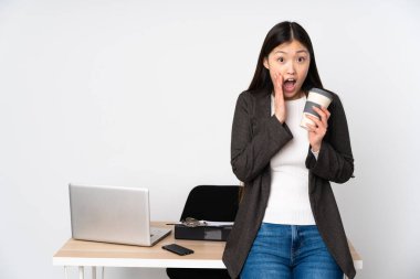 İş yerindeki Asyalı kadın beyaz arka planda şaşırmış ve şok olmuş bir yüz ifadesiyle izole edilmiş.