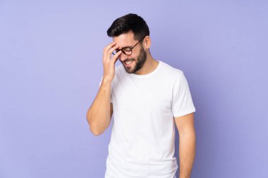 Kafkasyalı yakışıklı adam soyutlanmış arka planda gülüyor.