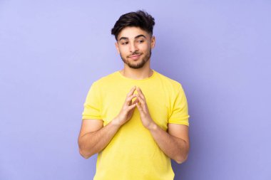 Arap yakışıklı adam soyutlanmış bir arka plan entrikası kuruyor.