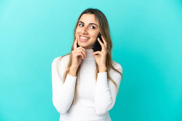 Junge Kaukasische Frau Mit Handy Isoliert Auf Blauem Hintergrund Denkt — Stockfoto