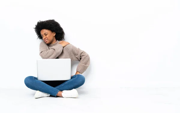 Jovem Afro Americana Com Laptop Sentado Chão Sofrendo Dor Ombro — Fotografia de Stock