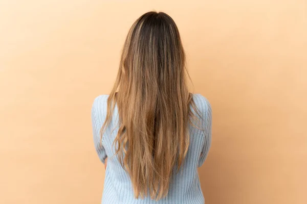 Jeune Femme Caucasienne Isolée Sur Fond Beige Position Arrière — Photo