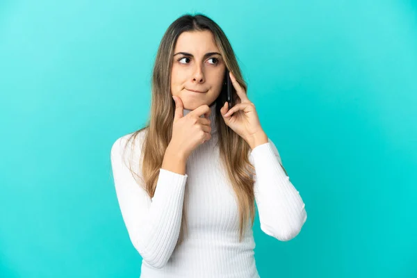 Joven Mujer Caucásica Usando Teléfono Móvil Aislado Sobre Fondo Azul — Foto de Stock