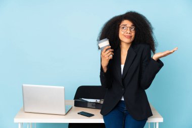 İş yerinde çalışan Afro-Amerikalı iş kadınlarının el kaldırırken kuşkuları oluyor.