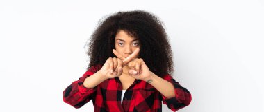 Genç Afro-Amerikalı bir kadın izole edilmiş bir geçmişi var. Bir eylemi durdurmak için el hareketi yapıyor.