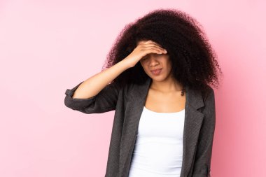 Başı ağrıyan genç Afrikalı Amerikalı kadın.