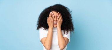 Tecrit edilmiş geçmişi olan genç Afrikalı Amerikalı kadın elleriyle gözlerini kapatıyor.