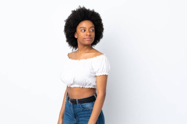Beyaz arka planda izole edilmiş genç Afrikalı Amerikalı kadın. Portre
