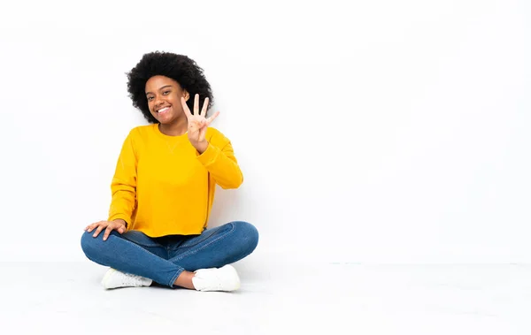 Young African American Woman Sitting Floor Happy Counting Four Fingers — Stock Photo, Image