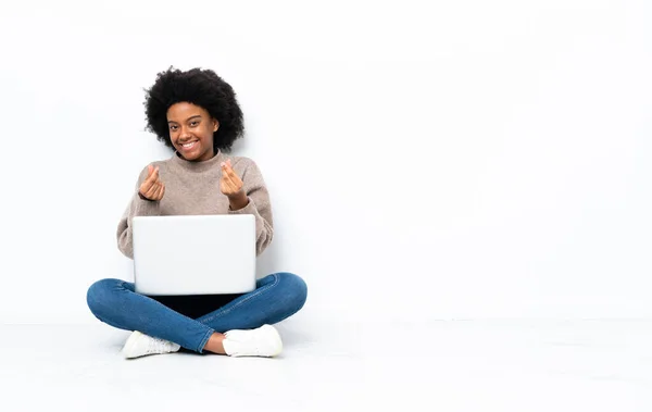 Jovem Afro Americana Com Laptop Sentado Chão Fazendo Gesto Dinheiro — Fotografia de Stock