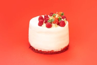 İzole edilmiş arka planda geleneksel kırmızı kadife pasta