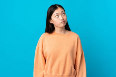 Soyutlanmış mavi arka planda genç bir Çinli kız...