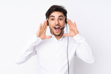 Tele pazarlamacı Arap bir adam beyaz arka planda izole edilmiş bir kulaklıkla çalışıyor ve ağzı açık bağırıyor.