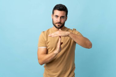 Sakallı, soyutlanmış bir geçmişi olan genç yakışıklı bir adam.