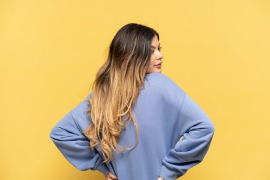 Arka planda sarı arka planda izole edilmiş genç bir Rus kız.