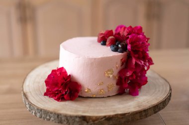 Geleneksel kırmızı kadife pasta