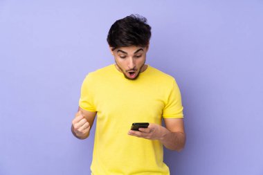 Münzevi bir geçmişi olan yakışıklı Arap bir adam şaşırdı ve bir mesaj gönderiyor.