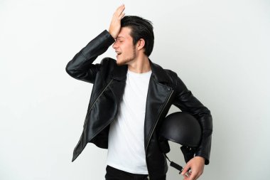 Beyaz arka planda izole edilmiş motorsiklet kasklı bir Rus bir şeyi fark etti ve çözüme niyetlendi.