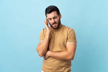 Sakallı, genç ve yakışıklı bir adam. Geçmişi soyutlanmış ve başı ağrıyor.