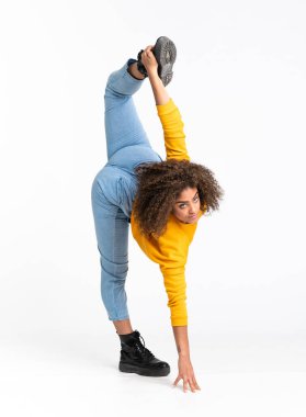 Genç Afrikalı Amerikalı kadın izole beyaz arka planda dans ediyor.