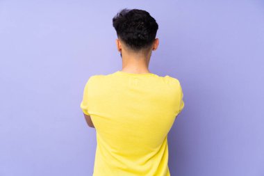 Arka planda izole edilmiş, yakışıklı Arap bir adam var.