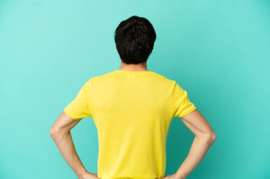 Genç Rus adam arka planda mavi arka planda izole edildi.