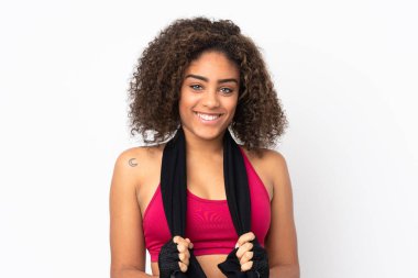 Beyaz arka planda spor havlusuyla izole edilmiş genç Afrikalı Amerikalı kadın.