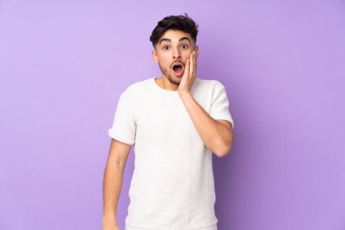 Şaşırmış ve şok olmuş bir yüz ifadesiyle yalıtılmış bir geçmişi olan Arap yakışıklı bir adam.