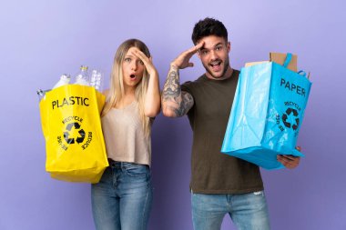 Mor arka planda izole edilmiş beyaz çift bir şey fark etti ve çözüme niyetlendi.