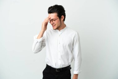 Rus işadamı beyaz arka planda gülerek izole edildi