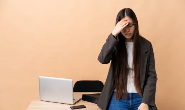 İş yerinde başı ağrıyan Çinli bir iş kadını.