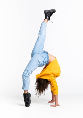 Genç Afrikalı Amerikalı kadın izole beyaz arka planda dans ediyor.