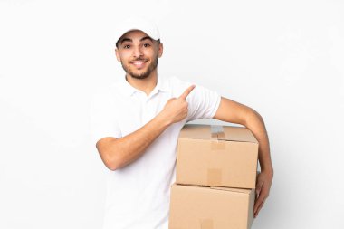 Teslimat yapan Arap adam mavi arka planda izole edildi.