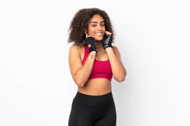 Genç Afrikalı Amerikalı spor kadın beyaz arka planda izole edilmiş müzik dinliyor.