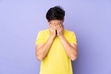 Yorgun ve hasta bir ifadeyle soyutlanmış Arap yakışıklı bir adam.