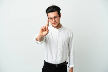 Rus iş adamı beyaz arka planda izole edilmiş ve parmağını kaldırıyor.